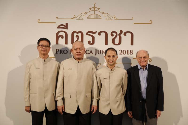 อาจารย์ผู้ฝึกสอน (ซ้าย) จัน เว โย จากสิงคโปร์, กิตติคุณ สดประเสริฐ, มร.โรลองด์ บาลดินี
จากเวียนนา และ ทัศนา นาควัชระ

