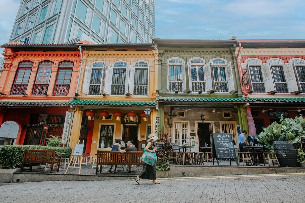 Emerald Hill เป็นย่านมรดกเก่าแก่ที่เต็มไปด้วยเสน่ห์ ตั้งอยู่ใกล้ถนนออร์ชาร์ด (Orchard Road) โดดเด่นด้วยตึกแถวเปอรานากันที่บูรณะอย่างประณีตในสถาปัตยกรรมสไตล์บาโรกแบบจีน (Chinese Baroque) เดิมเคยเป็นสวนปลูกจันทน์เทศในศตวรรษที่ 19 ก่อนจะพัฒนามาเป็นย่านที่ผสมผสานที่พักอาศัยส่วนตัวกับบาร์เก๋มีสไตล์ สะท้อนให้เห็นประวัติศาสตร์พหุวัฒนธรรมของสิงคโปร์ 