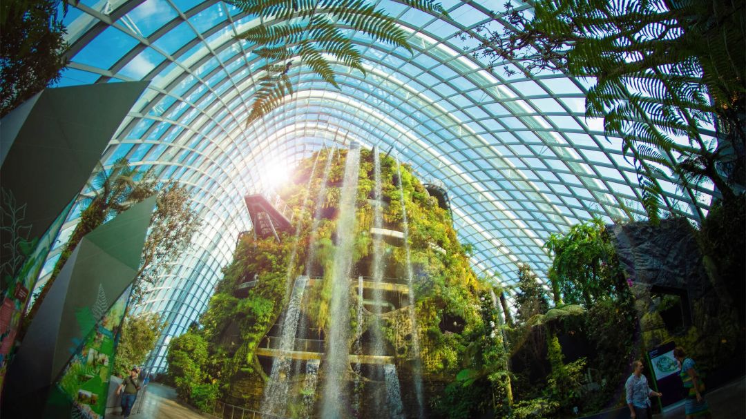 การ์เด้นส์ บาย เดอะ เบย์ (Gardens by the Bay) เป็นสวนสาธารณะขนาดใหญ่ใจกลางเมืองของสิงคโปร์ ครอบคลุมพื้นที่กว่า 105 เฮกตาร์ ชื่อเสียงจากแลนด์มาร์กอันโดดเด่นอย่าง Supertree Grove และเรือนกระจกควบคุมอุณหภูมิขนาดใหญ่ 2 แห่ง ได้แก่ Flower Dome และ Cloud Forest สวนแห่งนี้นำเสนอนิทรรศการพฤกษศาสตร์ที่งดงามควบคู่ไปกับนวัตกรรมด้านความยั่งยืน นอกจากนี้ ไฮไลต์ที่ไม่ควรพลาดคือการแสดงแสงสีเสียง Garden Rhapsody ยามค่ำคืนที่ Supertree Grove ซึ่งสร้างความตื่นตาตรึงใจแก่ผู้มาเยือน