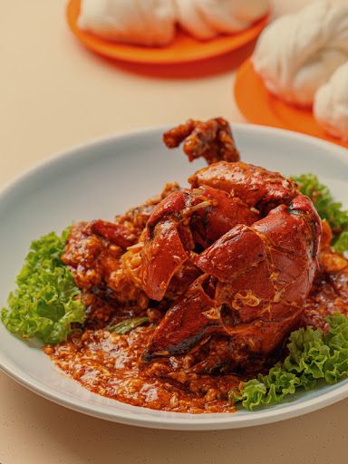 Keng Eng Kee Seafood ร้านอาหารสไตล์ผัดกระทะร้อนซึ่งเป็นธุรกิจครอบครัวที่ได้รับความนิยมอย่างมากในสิงคโปร์ โด่งดังด้วยเมนูซีฟู้ดสไตล์ไหหลำและกวางตุ้งแบบดั้งเดิมที่ปรุงอย่างพิถีพิถัน เช่น ปูผัดพริก (Chili Crab) ซี่โครงหมูซอสกาแฟ (Coffee Pork Ribs) และปลาหมึกผัดไข่เค็ม (Salted Egg Squid) ร้านนี้ได้รับการแนะนำในมิชลิน ไกด์ และเป็นที่รู้จักในระดับนานาชาติหลังจากปรากฏในสารคดี “Street Food: Asia” ของ Netflix ด้วยมรดกด้านอาหารยาวนานกว่า 50 ปี ร้านนี้จึงยังคงเป็นจุดหมายยอดนิยมสำหรับผู้ที่ชื่นชอบอาหารทะเลแบบดั้งเดิมของสิงคโปร์