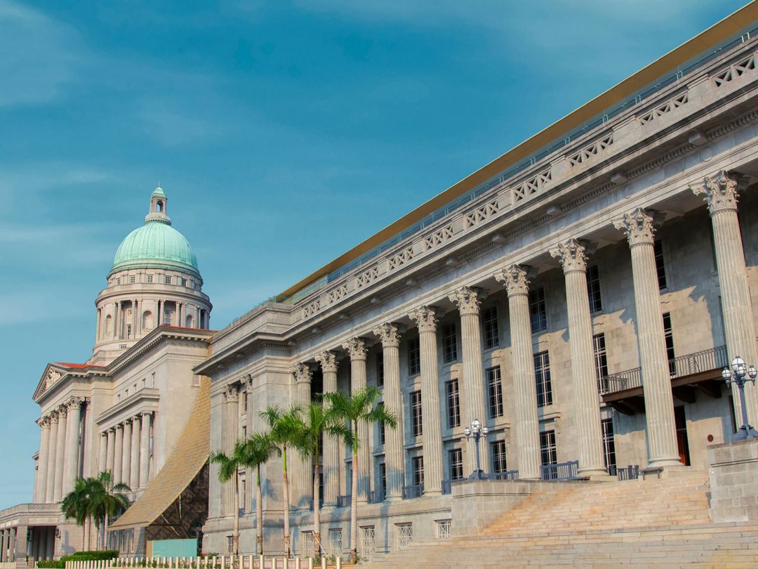 หอศิลป์แห่งชาติสิงคโปร์ (National Gallery Singapore) ตั้งอยู่ในใจกลางย่าน Civic District โดยใช้พื้นที่ของอดีตศาลาว่าการ (City Hall) และอาคารศาลฎีกา (Supreme Court) ที่ได้รับการบูรณะอย่างงดงาม ภายในมีการจัดแสดงคอลเลกชันศิลปะสมัยใหม่ของสิงคโปร์และเอเชียตะวันออกเฉียงใต้ที่ใหญ่ที่สุดในโลก โดยมีผลงานมากกว่า 8,000 ชิ้น ที่นี่ยังผสมผสานระหว่างเรื่องราวทางประวัติศาสตร์ สถาปัตยกรรมอันโดดเด่น และนิทรรศการวัฒนธรรมที่มีชีวิตชีวา พร้อมด้วยตัวเลือกในการรับประทานอาหารชั้นเลิศอย่างร้านอาหารรางวัลมิชลินสามดาว Odette เดินทางมาสะดวกด้วยรถไฟฟ้าสถานี City Hall MRT ถือได้ว่าเป็นจุดหมายสำคัญที่ผู้รักศิลปะและวัฒนธรรมไม่ควรพลาด