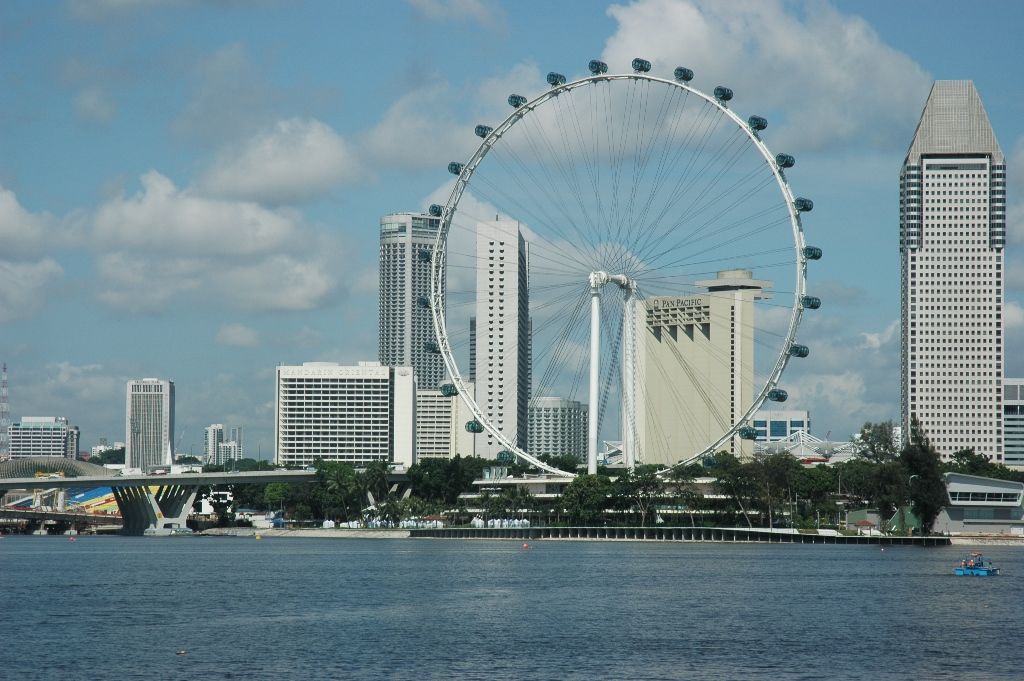 มารีน่า เบย์ (Marina Bay) เป็นย่านริมน้ำไฮไลท์ของสิงคโปร์ที่มีชื่อเสียงจากวิวสกายไลน์อันเป็นเอกลักษณ์ ประกอบด้วยมารีน่า เบย์ แซนด์ส (Marina Bay Sands), การ์เด้นส์ บาย เดอะ เบย์ (Gardens by the Bay) และเมอร์ไลออน (Merlion) โดดเด่นด้วยร้านอาหารระดับโลก แหล่งช้อปปิ้งที่หรูหรา และความบันเทิงหลากหลาย เดินทางสะดวกด้วยสถานีรถไฟฟ้า Marina Bay MRT ด้วยทางเดินริมน้ำอันสวยงาม และแหล่งท่องเที่ยวที่ล้ำสมัยอย่าง Supertree Grove ทำให้มารีน่า เบย์ เป็นศูนย์กลางสำหรับผู้ที่หลงใหลในประสบการณ์ท่องเที่ยวเชิงไลฟ์สไตล์