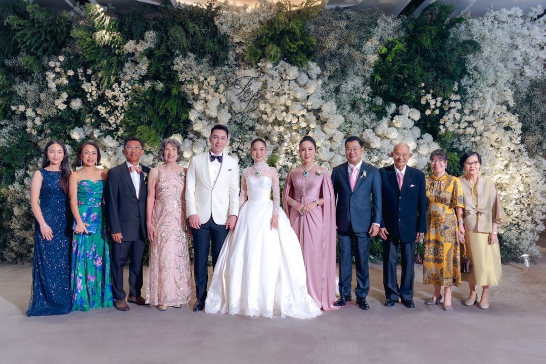 ค่ำคืนแห่งความสุขฉลองสมรสพระราชทาน บ่าว-สาว กับครอบครัวทั้งสองฝ่าย มีคุณปู่ ม.ร.ว.โอภาศ  กาญจนะวิชัย ร่วมแสดงความยินดี