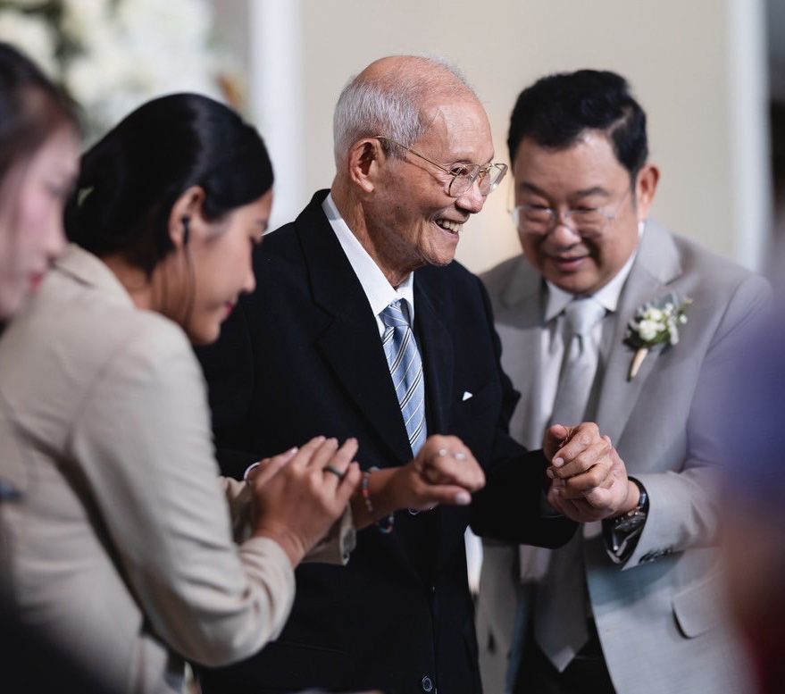 คุณปู่ ม.ร.ว.โอภาศ กาญจนะวิชัย เป็นปลื้มในวันฉลองยินดี