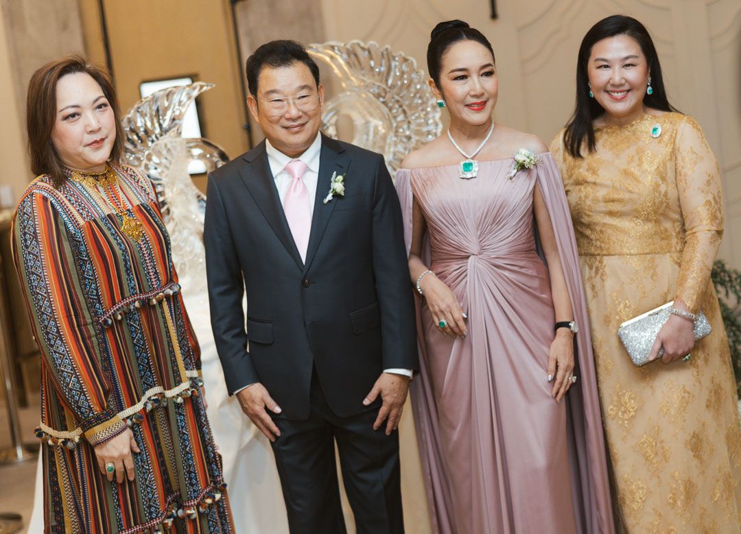 คุณพ่อคุณแม่ฝ่ายหญิง ม.ล.
ชุติณธร - สิรินดา กาญจนะวิชัย กับ ม.ล.สวรรณศิริ ทองใหญ่ และ ทิพสุคนธ์ กิจจาธนพันธ์ 