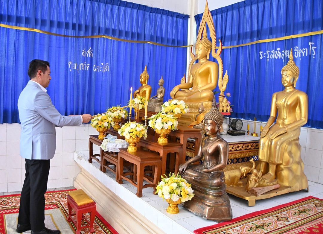 บัญชา สืบกระพันธ์ ผู้อำนวยการเขตสวนหลวง จุดเทียนธูปบูชาพระรัตนตรัย