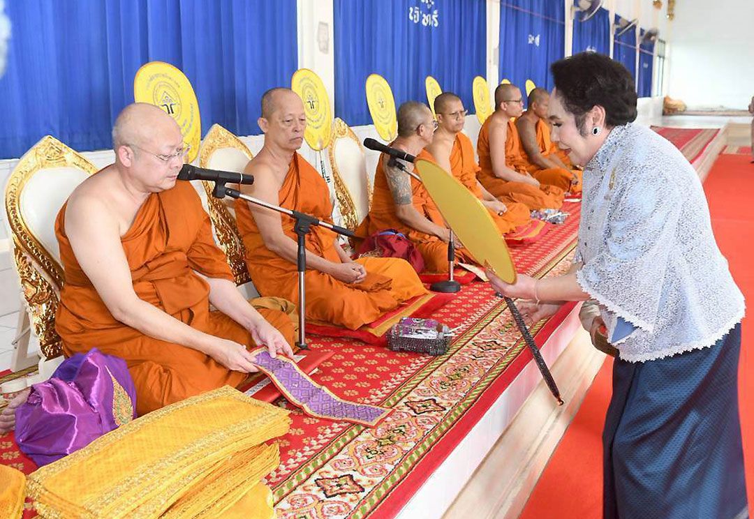 ประธานมูลนิธิฯ ถวายตาลปัตรพัดรองแด่ พระมหานุกูล อภิปุณฺโณ ดร.เจ้าอาวาสวัดทองใน