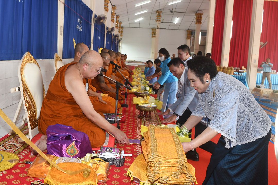 ประธานมูลนิธิฯ  ผอ.เขตสวนหลวง และผู้บริหารสถานศึกษา ร่วมถวายจตุปัจจัยไทยธรรมแด่คณะสงฆ์