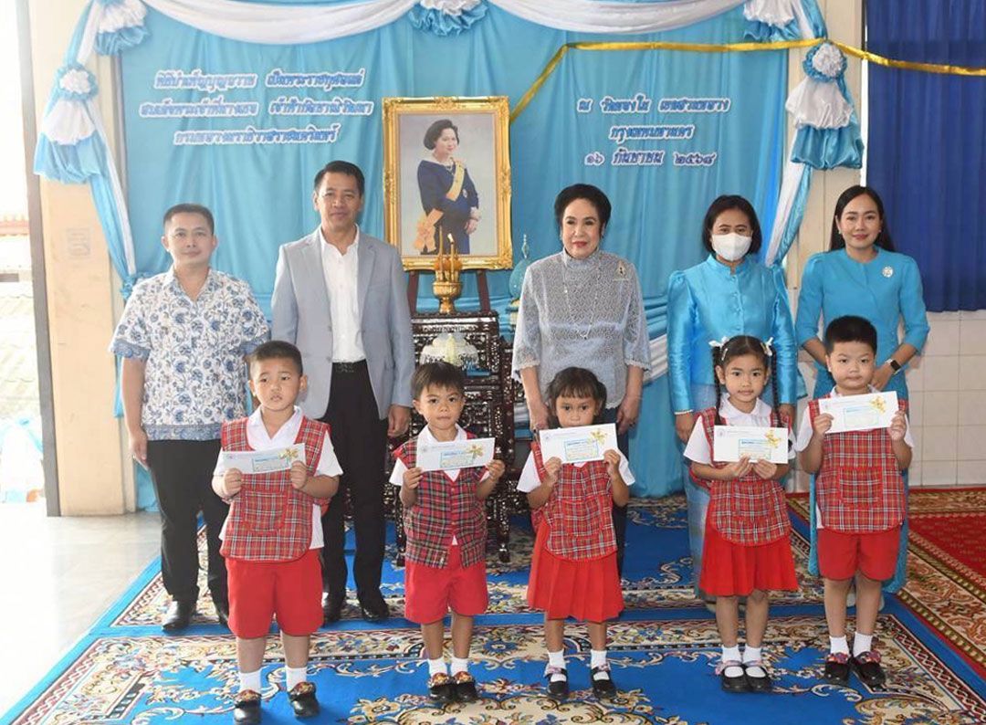 นักเรียนระดับชั้นอนุบาลรับทุนการศึกษาจาก พัฒ ชุติวรวัลค์,บัญชา สืบกระพันธ์,สุมนา อภินรเศรษฐ์,นริศรา  เปรมศรี, วรินทร กนกวงศ์อนันต์ 