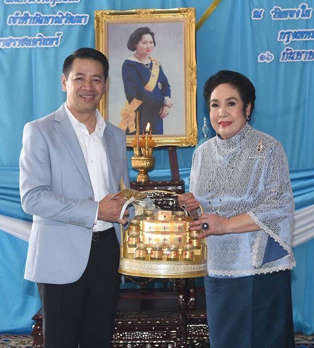 สุมนา อภินรเศรษฐ์ ประธานมูลนิธิเพื่อการศึกษา รร.วัดทองใน มอบของที่ระลึกให้แก่ บัญชา สืบกระพัน ผอ.เขตสวนหลวง 