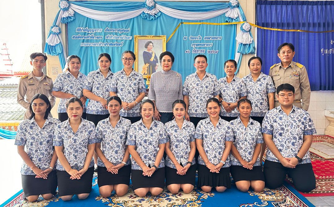 สุมนา อภินรเศรษฐ์ ประธานมูลนิธิฯ และ พัฒ ชุติวรวัลคุ์ ผอ.รร.วัดทองใน พร้อมด้วยคณะครูและบุคคลากร รร. วัดทองใน 