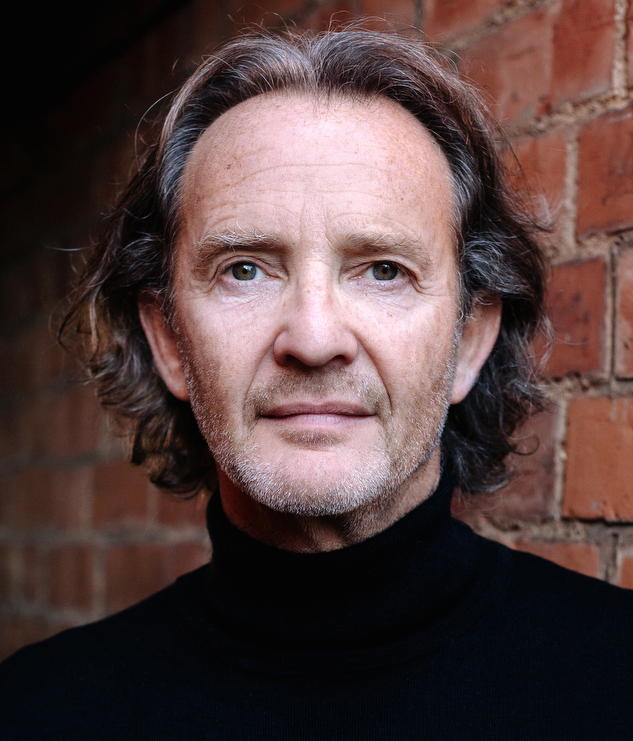Anton Lesser รับบท การ์ริค โอลลิแวนเดอร์
