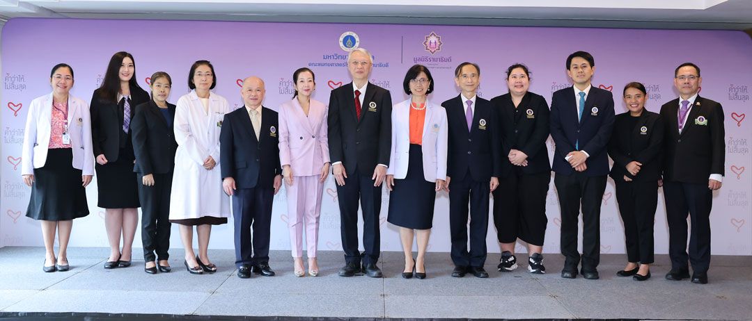 คณาจารย์ ผู้มอบทุนการศึกษา พร้อมล่ามผู้แปลภาษามือ