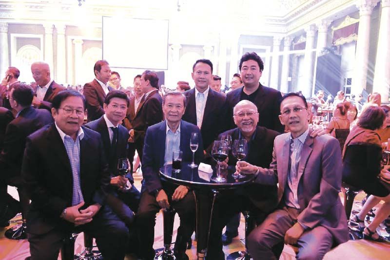 สุรภูมิ อุดมวงศ์ (ยืนซ้าย) ต้อนรับผู้บริหารสื่อค่ายต่างๆ ปกรณ์ พงศ์วราภา, สุรินทร์ กฤตยาพงศ์พันธ์ุ, สันติ วิริยะรังสฤษฏ์, ขวัญชัย ปภัสร์พงษ์, จาฤก กัลย์จาฤก และ ผรณเดช พูนศิริวงศ์