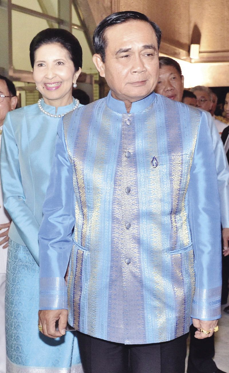 
นายกรัฐมนตรี พล.อ.ประยุทธ์-รศ.นราพร จันทร์โอชา

