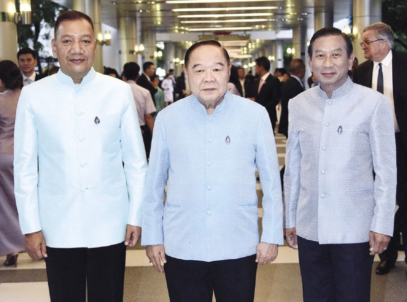 
พล.อ.ประวิตร วงษ์สุวรรณ รองนายกรัฐมนตรี และ รมว.กระทรวง
กลาโหม กับ พล.อ.พรพิพัฒน์ เบญญศรี ผบ.สส. และ พล.อ.ฉัตรชัย
สาริกัลยะ รองนายกรัฐมนตรี

