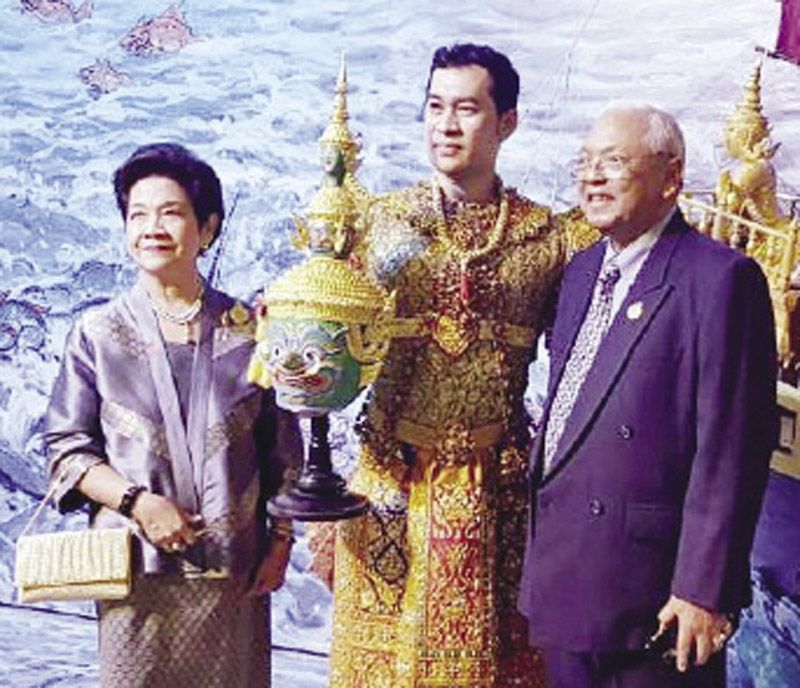
ท่านผู้หญิงรวิจิตร์-อรัญ สุวรรณบุบผา ถ่ายภาพกับทศกัณฐ์

