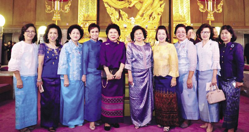 คุณหญิงอุไรวรรณ สวัสดิศานต์, รศ.ดร.วีณา เชิดบุญญชาติ กับคณะ อาทิ ยุพดี สัตตะรุจาวงษ์, 
อรนุช แสงสุริยจันทร์, ตวงรัตน์ ศิริยงค์, ณัฐพร เอื้อมพรวนิช, วิภาวรรณ สงค์สมบัติ