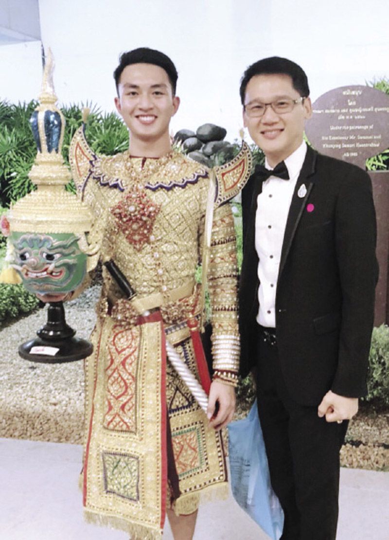 ดร.อภิสิทธิ์ ฉัตรทนานนท์ ถ่ายภาพกับนักแสดง