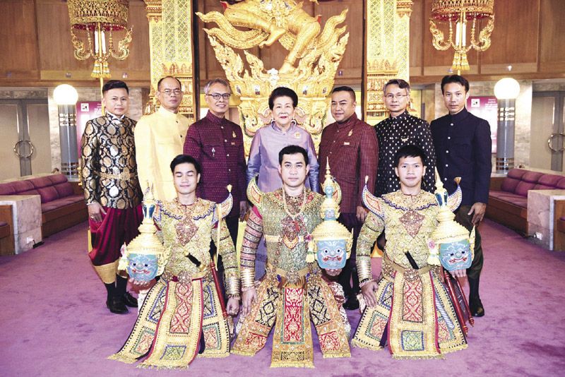 ท่านผู้หญิงจรุงจิตต์ ทีขะระ พร้อมด้วยคณะกรรมการจัดการแสดงโขนมูลนิธิส่งเสริมศิลปาชีพฯ
อ.สุรัตน์ จงดา, อ.สุดสาคร ชายเสม, อ.ประเมษฐ์ บุณยะชัย, ดร.เกิดศิริ นกน้อย, ดร.อนุชา ทีรคานนท์, อ.วิชัย รักชาติ และ
นักแสดง
