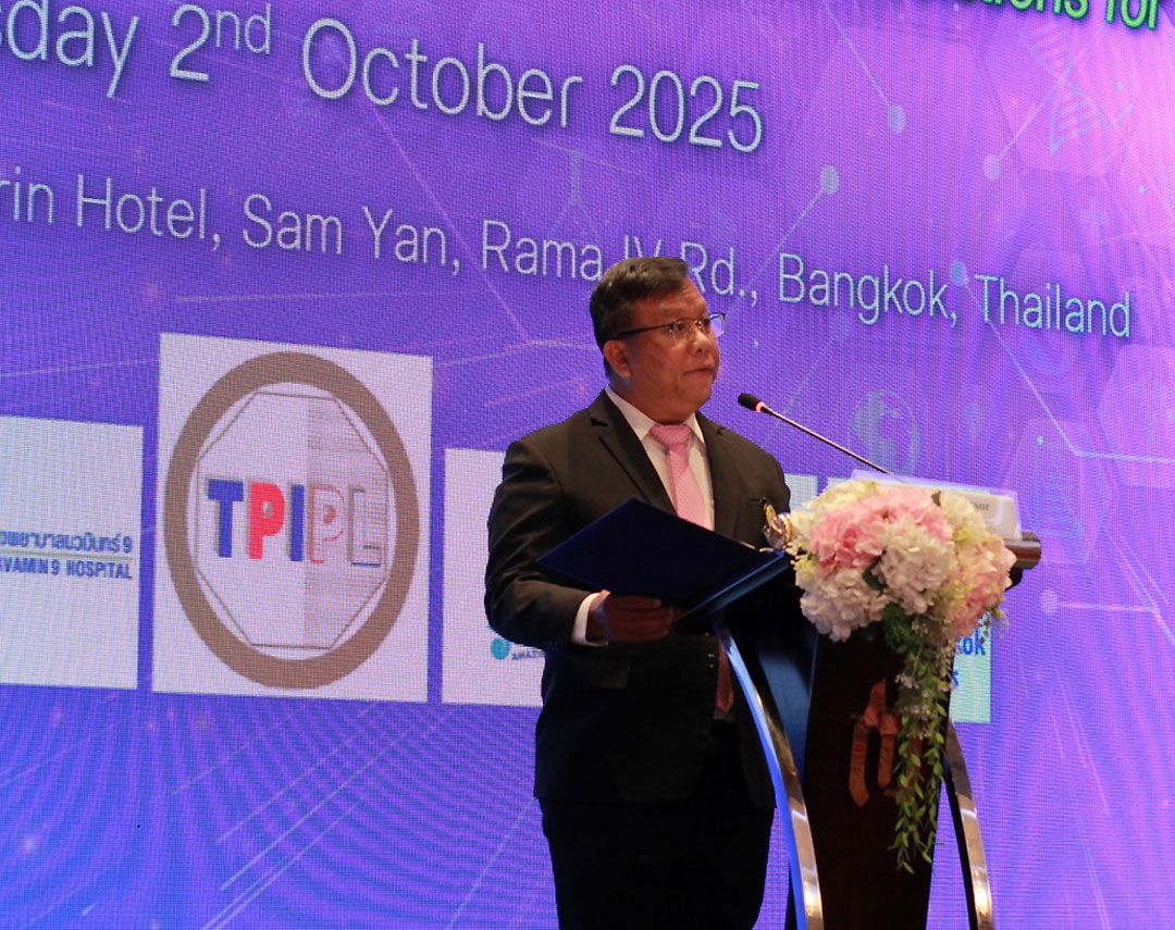 รศ.ดร.ศิริเดช สุชีวะ รองอธิ การบดีจุฬาฯ กล่าวต้อนรับผู้ร่วมการประชุม