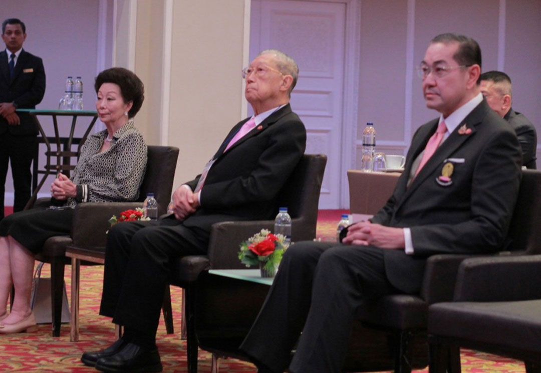 ศ.(พิเศษ) ดร.สุรเกียรติ์ เสถียรไทย นายกสภาจุฬาฯ พร้อมด้วย อดีตอธิการบดีจุฬาฯ ศ.กิตติคุณ นพ.จรัส-ศ.กิตติ
คุณ พญ.คุณหญิงนิตยา สุวรรณเวลา 
