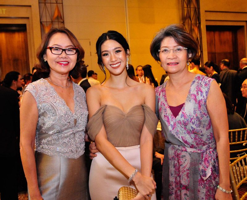 น้องสาวฝ่ายชาย (กลาง) ปรมา ไรวา กับ
จันท์นิภา สุริยง และ Teresa Wong