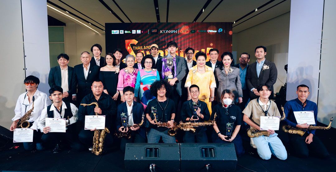 ดร.สายสม วงศาสุลักษณ์ ประธานแข่งขันฯ ถ่ายภาพร่วมกับ ดร.วีณา เชิดบุญชาติ,ม.ล.ปุญยนุช เกษมสันต์ ดุลยจิน
 ดา, กรกช  โรจนะโชติกุล  และ ภชกรณ์ -ณัฐสุวีร์ กาญจนมงคล ร่วมด้วยคณะกรรมการตัดสินและผู้ชนะเลิศถ้วยพระ
ราชทานฯ พร้อมด้วยรองทั้ง 4 อันดับ และผู้เข้าแข่งขัน
