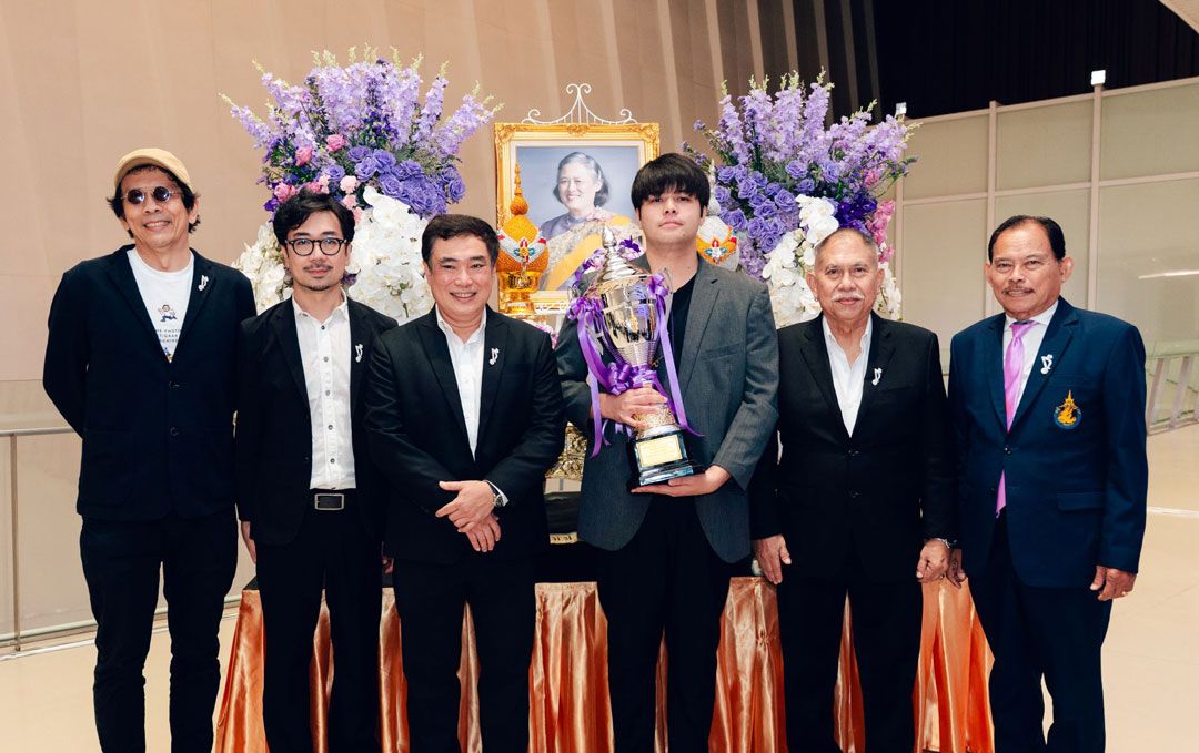 อ.โหน่ง-วิชญ วัฒนศัพท์ ,อ.อ้น-พิสุทธิ์ ประทีปะเสน ,อ.รัก-อนันต์ ลือประดิษฐ์ ,อ. ต๋อง-เมธวัชร์ (เทวัญ) ทรัพย์แสนยากร และ วรรณยศ มิตรานนท์ ร่วมยินดีกับ ปรันตวัฒน์ มารวิชัย แชมป์บรรเลงเดี่ยวแซ็กโซโฟน 
