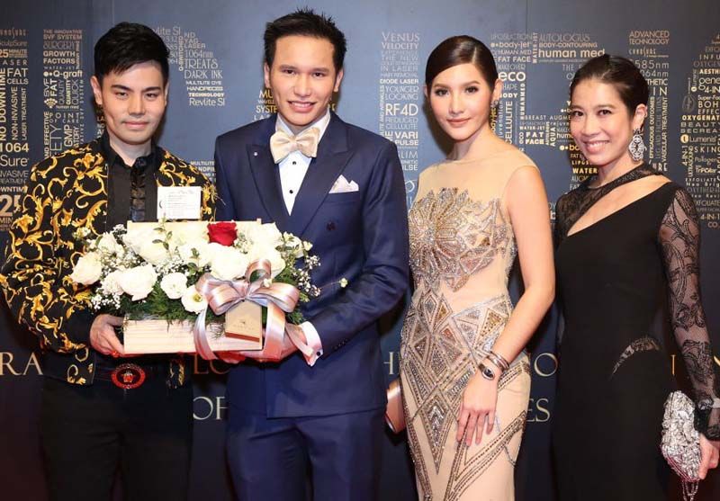 ฐิติพงศ์ ล้อประเสริฐ,แพรวปรียา ชุมสาย ณ อยุธยา และ ม.ล.วรารมณ์ ชุมพล มอบดอกไม้ยินดี 