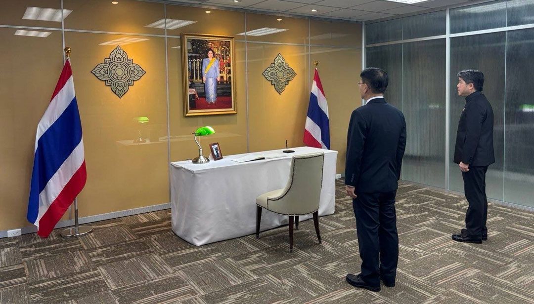 นายเก๋อ เป่า-เซวียน ปลัดกระทรวงการต่างประเทศไต้หวัน เดินทางเยือนสำนักงานการค้าและเศรษฐกิจไทย
(ไทเป) เพื่อร่วมถวายความอาลัยต่อพระบรมฉายาลักษณ์ของสมเด็จพระพันปีหลวงอย่างสุดซึ้ง โดยมี นายณรงค์ บุญเสถียรวงศ์ ผู้แทนสำนักงานฯ ให้การต้อนรับ

