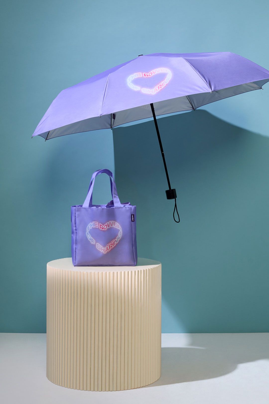 ร่มพับ และ กระเป๋าผ้า misty mynx ในคอลเลกชั่น The Power of Sharing พลังแห่งการให้