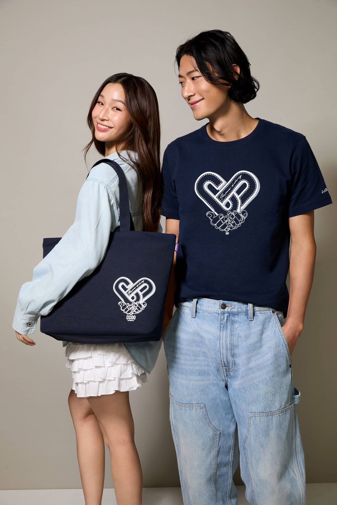 เสื้อยืดและกระเป๋าผ้า CC DOUBLE O ในคอลเลกชั่น The Power of Sharing พลังแห่งการให้