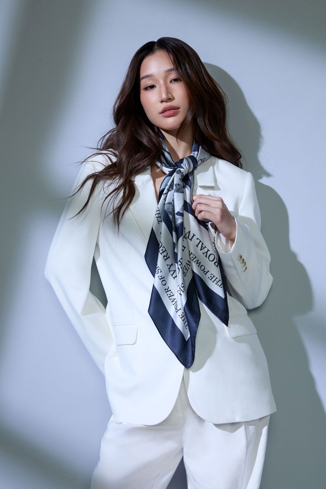 ผ้าพันคอ ROYAL IVY REGATTA ในคอลเลกชั่น The Power of Sharing พลังแห่งการให้