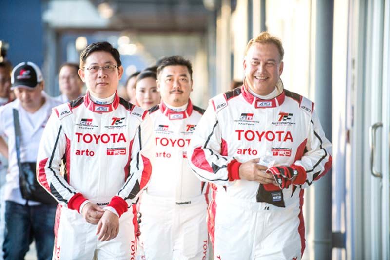 (ซ้าย) สุรศักดิ์ สุทองวัน, ศุภชัย สินสุวรรณรักษ์ และ คาร์ล ออพเพนบอร์น