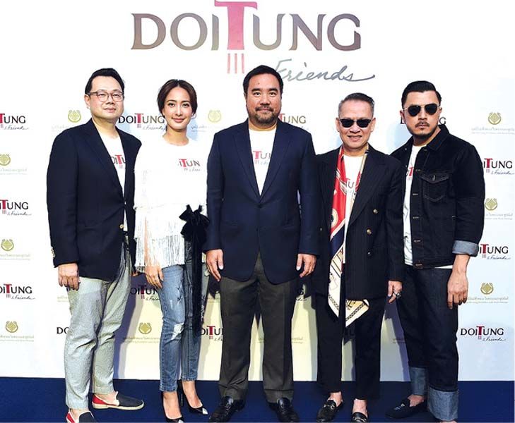 (ซ้าย) กุลวิทย์ เลาสุขศรี, ณฐพร เตมีรักษ์, ม.ล.ดิศปนัดดา ดิศกุล, สมบัษร ถิระสาโรช, 
พลพัฒน์ อัศวะประภา