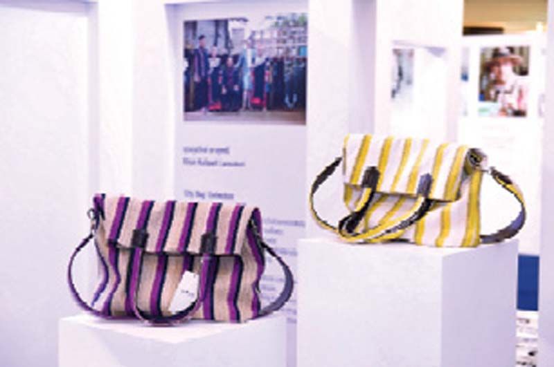 กระเป๋าสไตล์ Tote bag ออกแบบโดย กุลวิทย์ เลาสุขศรี