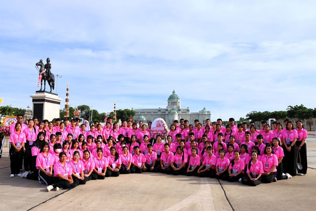 เยาวชนทุนมูลนิธิร่วมจิตต์น้อมเกล้าฯ ไปถวายบังคมพระบรมราชานุสาวรีย์ พระบาทสมเด็จพระจุลจอมเกล้า
เจ้าอยู่หัวฯ รัชกาลที่ 5 (พระบรมรูปทรงม้า)
