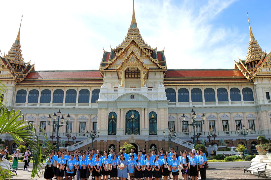 กราบสักการะองค์พระแก้วมรกต ณ วัดพระศรีรัตนศาสดาราม (วัดพระแก้ว) และเยี่ยมชมพระบรมมหาราชวัง