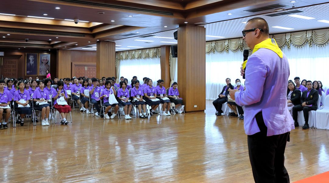 เยาวชนรับฟังการบรรยาย เรื่อง “ สถาบันพระมหากษัตริย์กับประเทศไทย ” โดย หมวดโทน้ำเพ็ชร คชเส
นี สัตยารักษ์ วิทยากรหลักสูตรจิตอาษา 904 โรงเรียนจิตอาสาพระราชทาน
