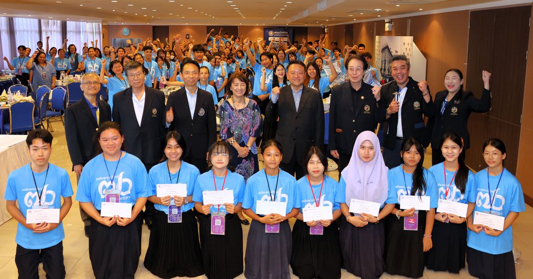 พนัส อัสสรัตนกุล เลขาธิการสมาคมศิษย์เก่าเซนต์คาเบรียล จัดเลี้ยงอาหารและมอบทุนการศึกษาแก่เยาวชน-เจ้าหน้าที่ 140 คน  มี ดร.ประ
วิช รัตนเพียร,กรรณภรณ์ วงศ์ปิยะกุล และกรรม
การสมาคมฯ ร่วมด้วย ณ สมาคมศิษย์เก่าเซนต์
คาเบรียล ถ.สามเสน
