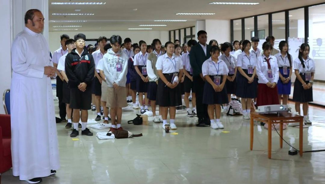 ภราดา ดร.ศิริชัย  ฟอนซีกา อธิการบดี ม.อัสสัมชัญ คณะอาจารย์ เจ้าหน้าที่มูลนิธิฯ และเยาวชน ร่วมยืนสงบนิ่ง
ถวายความอาลัย น้อมรำลึกในพระมหากรุณาธิคุณ สมเด็จพระพันปีหลวง องค์พระบรมราชินูปถัมภ์มูลนิธิฯ 
