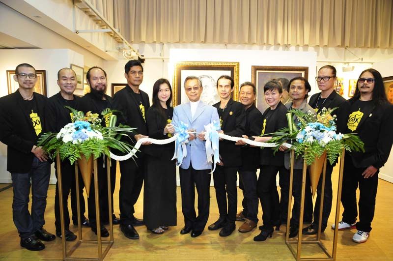 ชวน หลีกภัย อดีตนายกรัฐมนตรี ตัดพวงมาลัยเปิดนิทรรศการ “ศิลปิน ๒ รัชสมัย”