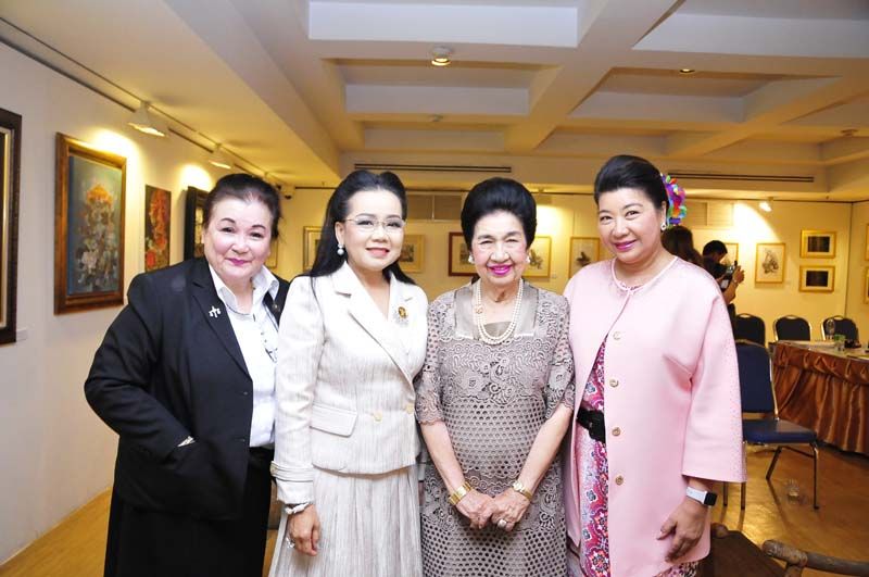 โสภาพิมพ์ (เศรษฐบุตร) สิมะกุลธร อุปนายก สนอ., ดร.วรพิมพ์สุข ผ่องสมัย, คุณหญิงโรส บริบาลบุรีภัณฑ์ และ รัญชา บริบาลบุรีภัณฑ์ นายก สนอ. ร่วมชมนิทรรศการ