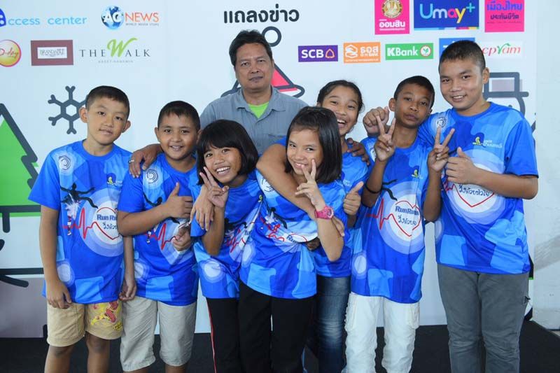 อาจารย์สุรชัย สุขเขียวอ่อน ผอ.มูลนิธิบ้านนกขมิ้น กับน้องๆบ้านนกขมิ้น