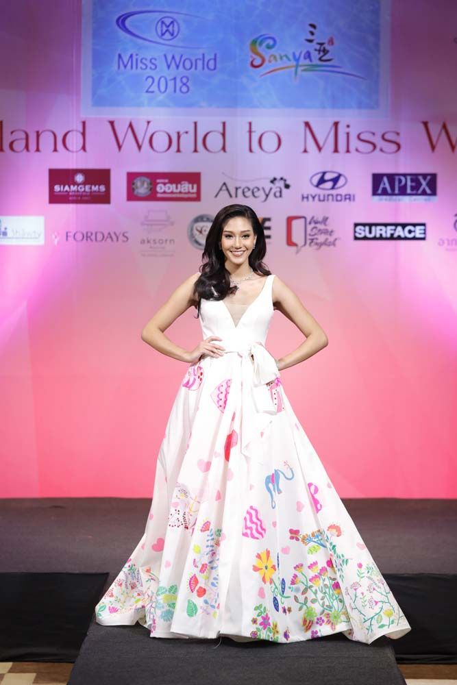 นิโคลีนกับชุดราตรีที่น้องๆ จากมูลนิธิออทิสติกร่วม ออกแบบลายเพ้นท์