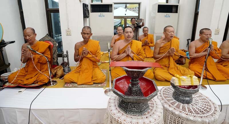 พระธรรมปาโมกข์ (สุนทร สุนทราโภ) ประธานฝ่ายสงฆ์ พร้อม พระครูวิจิตรสีลาภรณ์ เจ้าอาวาสวัดป่าสิริวัฒนวิสุทธิ์ ในพระองค์ฯ และคณะสงฆ์ในพิธี