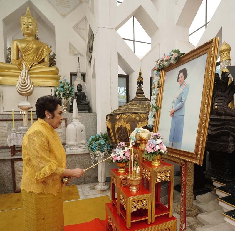 สุมนา อภินรเศรษฐ์ รองประธานวัดป่าสิริวัฒนวิสุทธิ์ ในพระองค์ฯ จุดธูปเทียนเครื่องทองน้อย ถวายราชสักการะหน้าพระฉายาลักษณ์ สมเด็จพระเจ้าพี่นางเธอ เจ้าฟ้ากัลยาณิวัฒนา กรมหลวงนราธิวาสราชนครินทร์