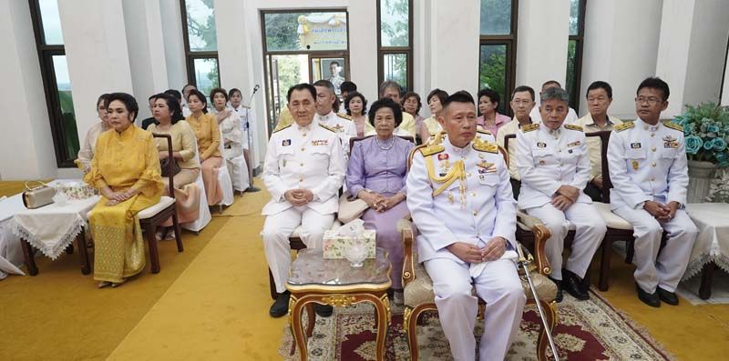 ภายในอุโบสถ พล.อ.เทพพงศ์ ทิพยจันทร์ ประธานในพิธีและผู้เข้าร่วมพิธีถวายผ้าพระกฐินพระราชทาน อาทิ สุมนา อภินรเศรษฐ์, ราชตี-ปัทมาวดี สิงหศิวานนท์, สุเทพ วงษ์พานิช รองผู้ว่าฯจ.นครสวรรค์, สุจริต-ศกลวรรณ นันทมนตรี, วิเชียร จูห้อง, พ.ต.อ.เดชชาติ วัฒนพนม, สมเกียรติ เกิดอินทร์