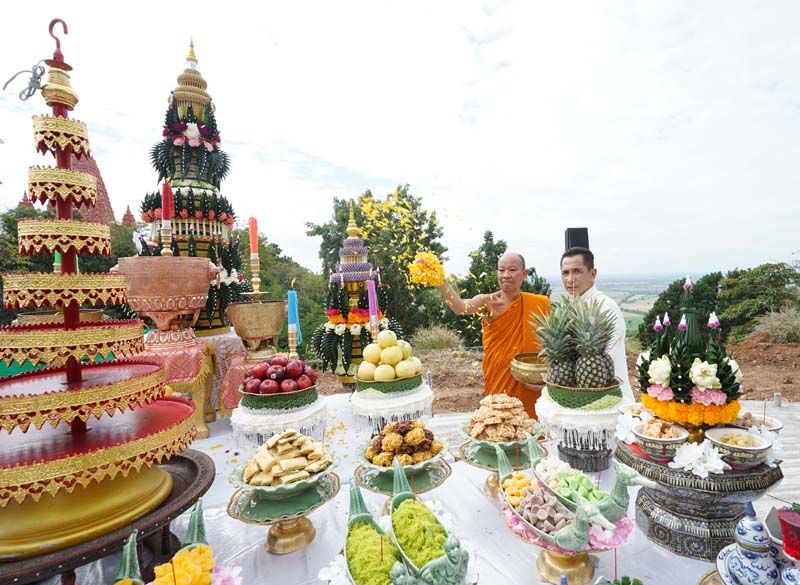 พระธรรมปาโมกข์ โปรยข้าวตอกดอกไม้ที่โต๊ะบวงสรวง เทพยดาเทวสักการ์